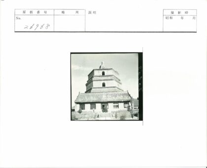 多层宝塔拱窗瓦顶建筑台阶入口盆栽晴空云朵.jpg