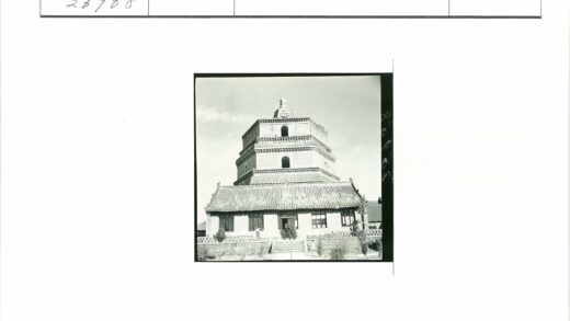多层宝塔拱窗瓦顶建筑台阶入口盆栽晴空云朵.jpg