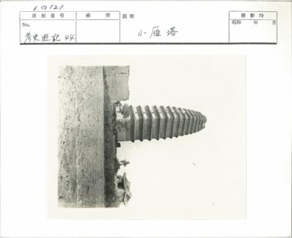 多层宝塔黑白建筑摄影.jpg