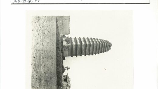 多层宝塔黑白建筑摄影.jpg