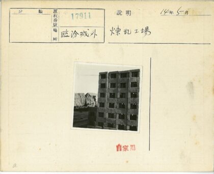 多层建筑与岩石山景观.jpg