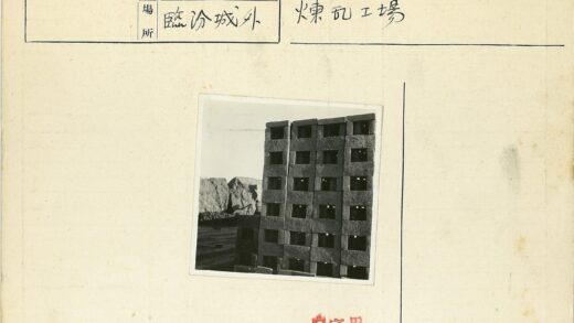 多层建筑与岩石山景观.jpg