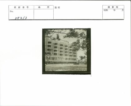 多层建筑与绿树道路景观.jpg