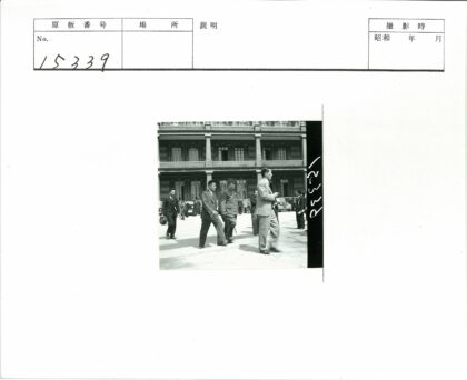 多层拱窗建筑前的人群与街景.jpg