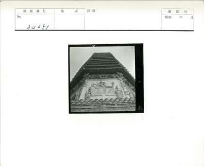 多层石刻宝塔建筑细节.jpg