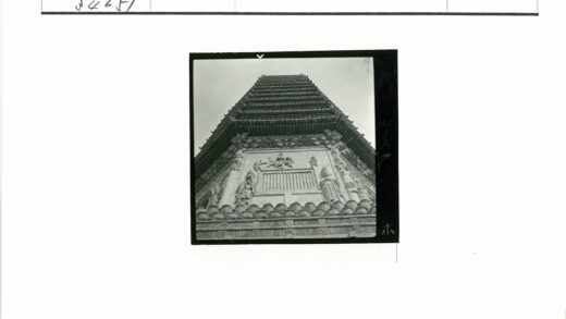 多层石刻宝塔建筑细节.jpg