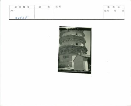 多层砖塔与瓦顶小屋景观.jpg