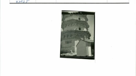 多层砖塔与瓦顶小屋景观.jpg