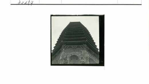 多层雕刻宝塔建筑景观.jpg