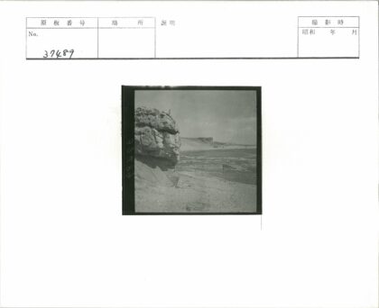 多岩海岸线远眺崎岖悬崖.jpg