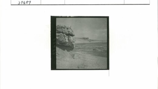 多岩海岸线远眺崎岖悬崖.jpg