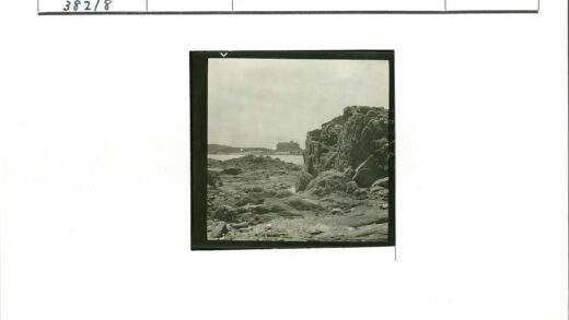 多岩石海岸线远眺高大建筑.jpg