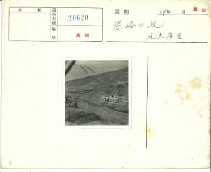 多拱建筑与山丘村落景观.jpg