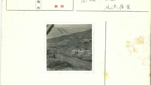 多拱建筑与山丘村落景观.jpg