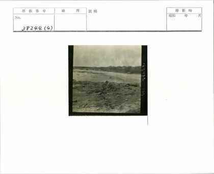 多石海岸线与山顶建筑.jpg