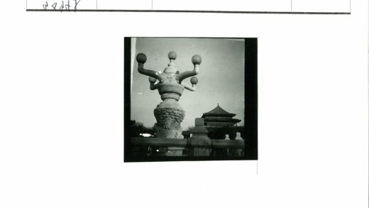 多臂石雕与宝塔建筑景观.jpg