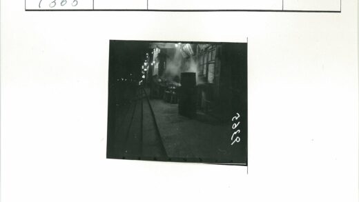 夜市蒸汽大锅灯光下聚餐.jpg