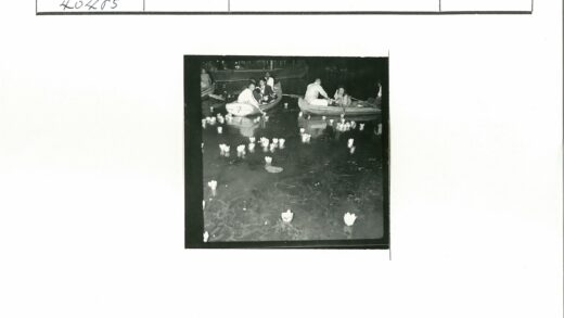 夜晚小船莲花烛光.jpg
