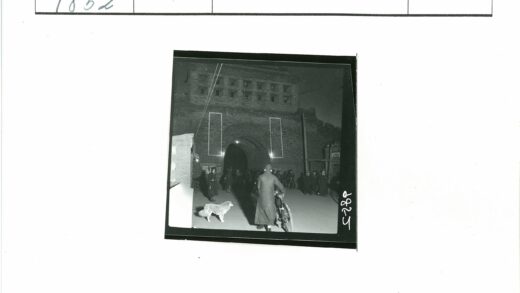 夜晚拱门下人与狗.jpg