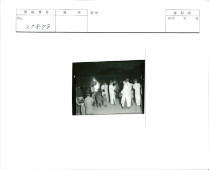 夜晚篝火庆典人群聚集.jpg