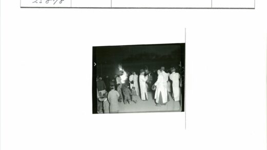 夜晚篝火庆典人群聚集.jpg