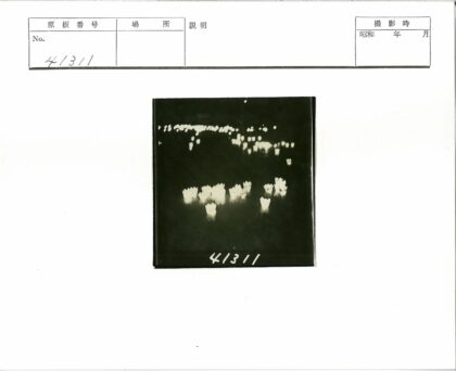 夜空漂浮发光灯笼.jpg
