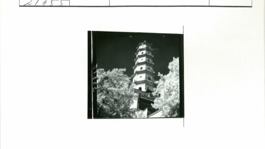 夜色中的多层宝塔.jpg