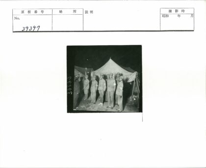 夜间士兵帐篷前列队.jpg