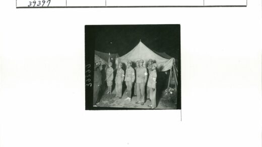 夜间士兵帐篷前列队.jpg