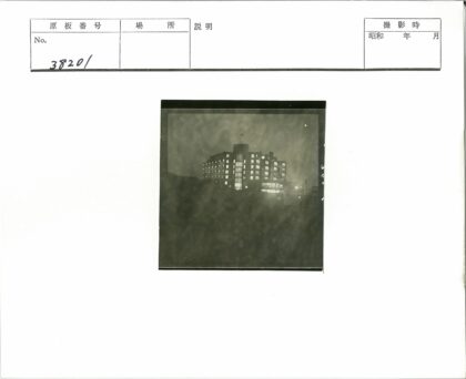 夜间多层建筑灯火通明顶部旗帜.jpg
