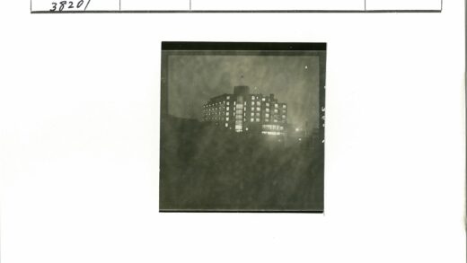 夜间多层建筑灯火通明顶部旗帜.jpg
