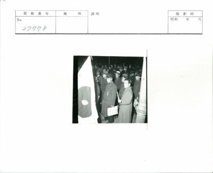 夜间大衣人群聚集旗帜灯柱下.jpg
