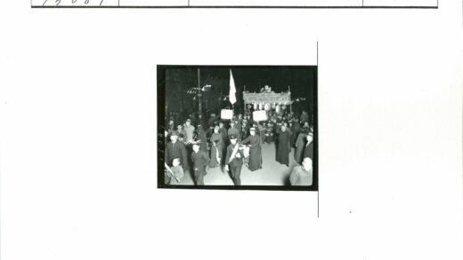 夜间灯笼游行与花车盛况.jpg