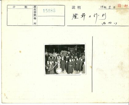 夜间灯笼游行人群旗帜装饰.jpg