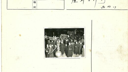 夜间灯笼游行人群旗帜装饰.jpg