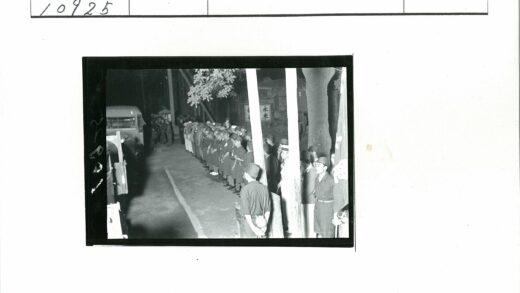 夜间集会制服人员路边列队.jpg