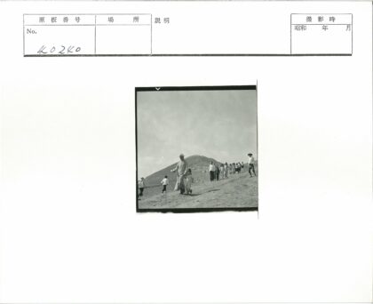 大人孩子攀登土丘背影.jpg