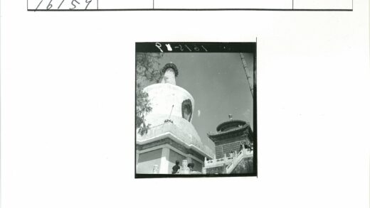 大佛塔与传统建筑晴空景色.jpg
