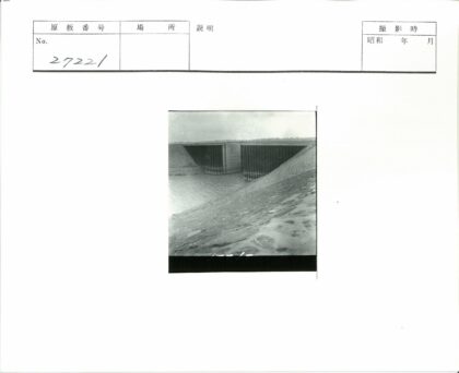 大坝水流经贫瘠土地.jpg