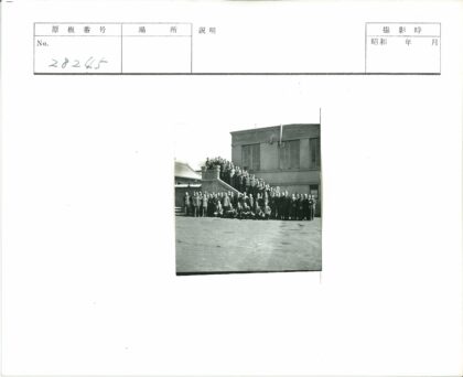 大型建筑前人群合影.jpg