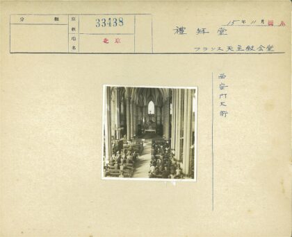 大教堂内景与圣坛长椅.jpg