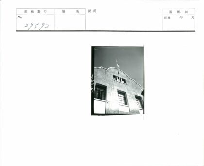 大窗旗杆建筑蓝天.jpg