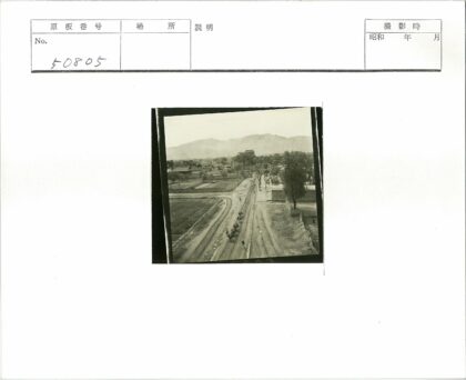 大篷车行驶田野山景.jpg