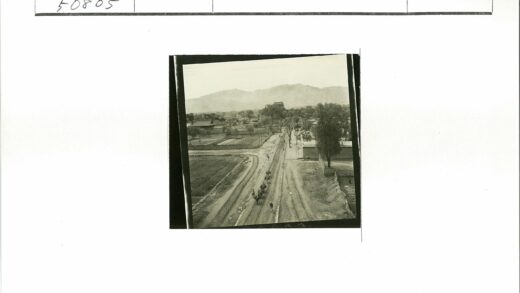 大篷车行驶田野山景.jpg