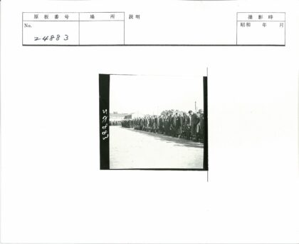大衣人群户外建筑背景.jpg