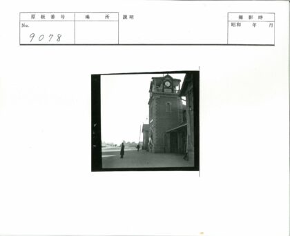 大衣男子与钟楼火车站场景.jpg