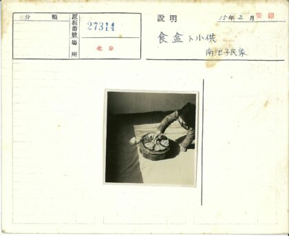 大衣男子取食物旁落羽毛.jpg