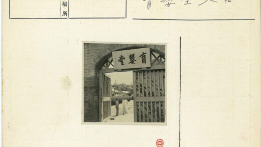 大门旁交谈的两个男人.jpg