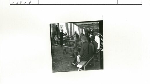 天篷下聆听演讲的人群.jpg