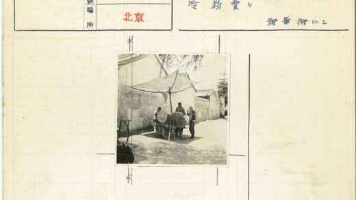 天篷下马车与三人街景.jpg